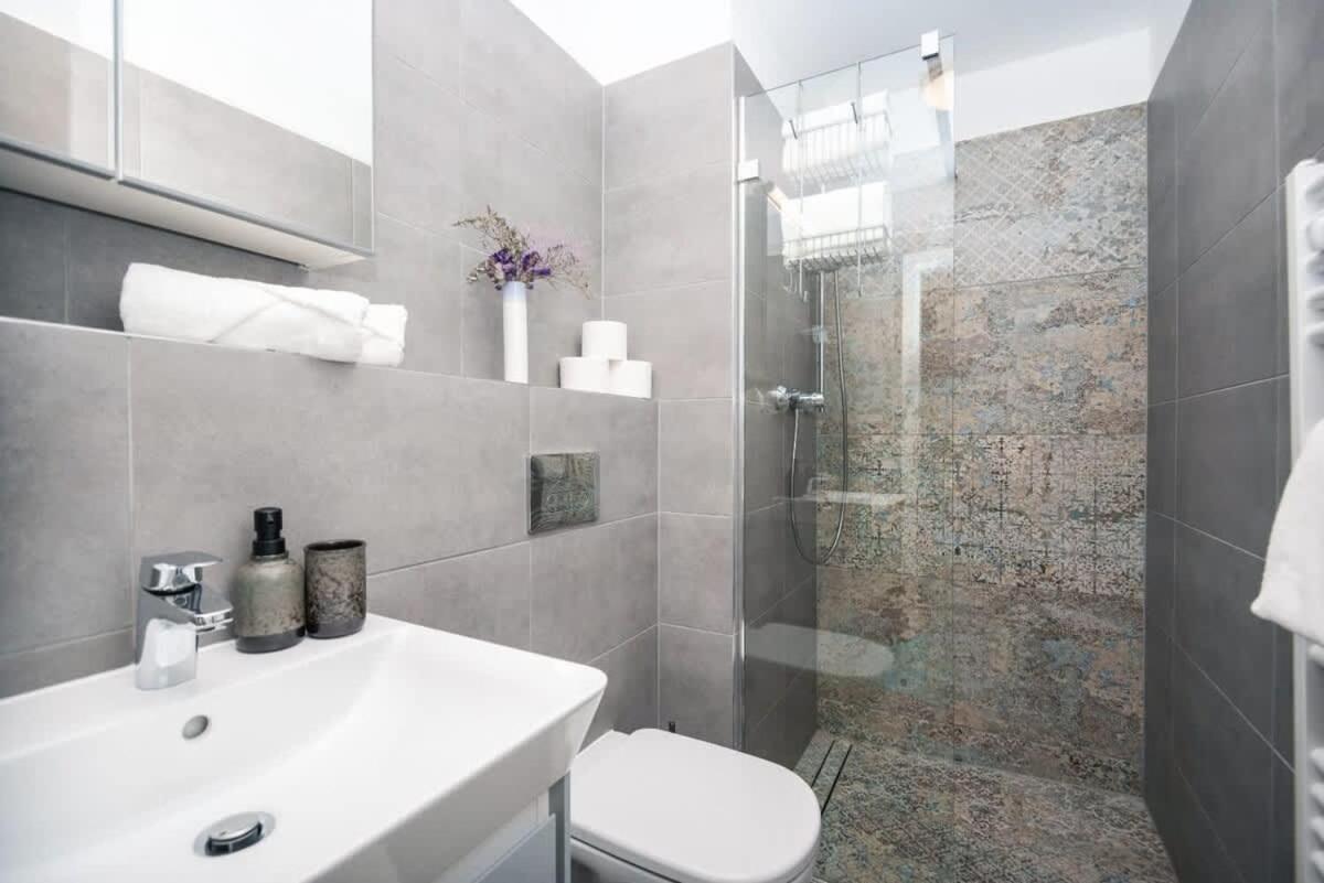 City Center Apartment - Modern & Elegant Bratislava Eksteriør billede